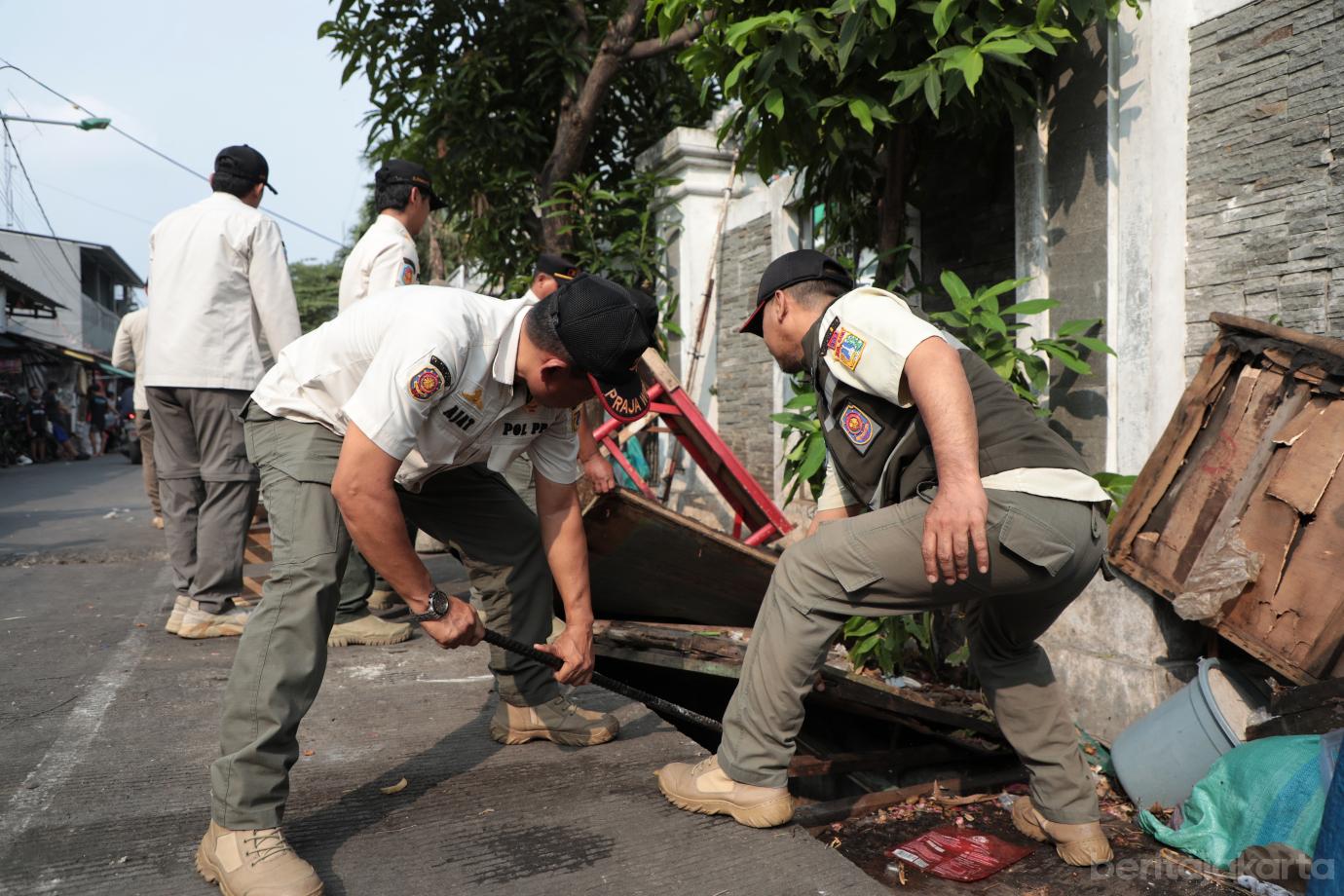 3.Satpol PP Duren Sawit Tertibkan PKL di Atas Saluran Air
