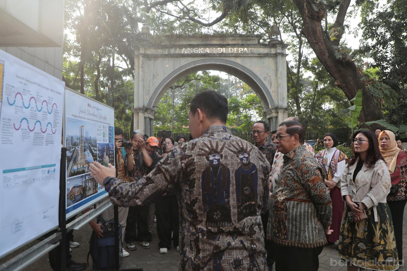 3.Pramono Tinjau Bekas Kantor BPSDM DKI Jakarta