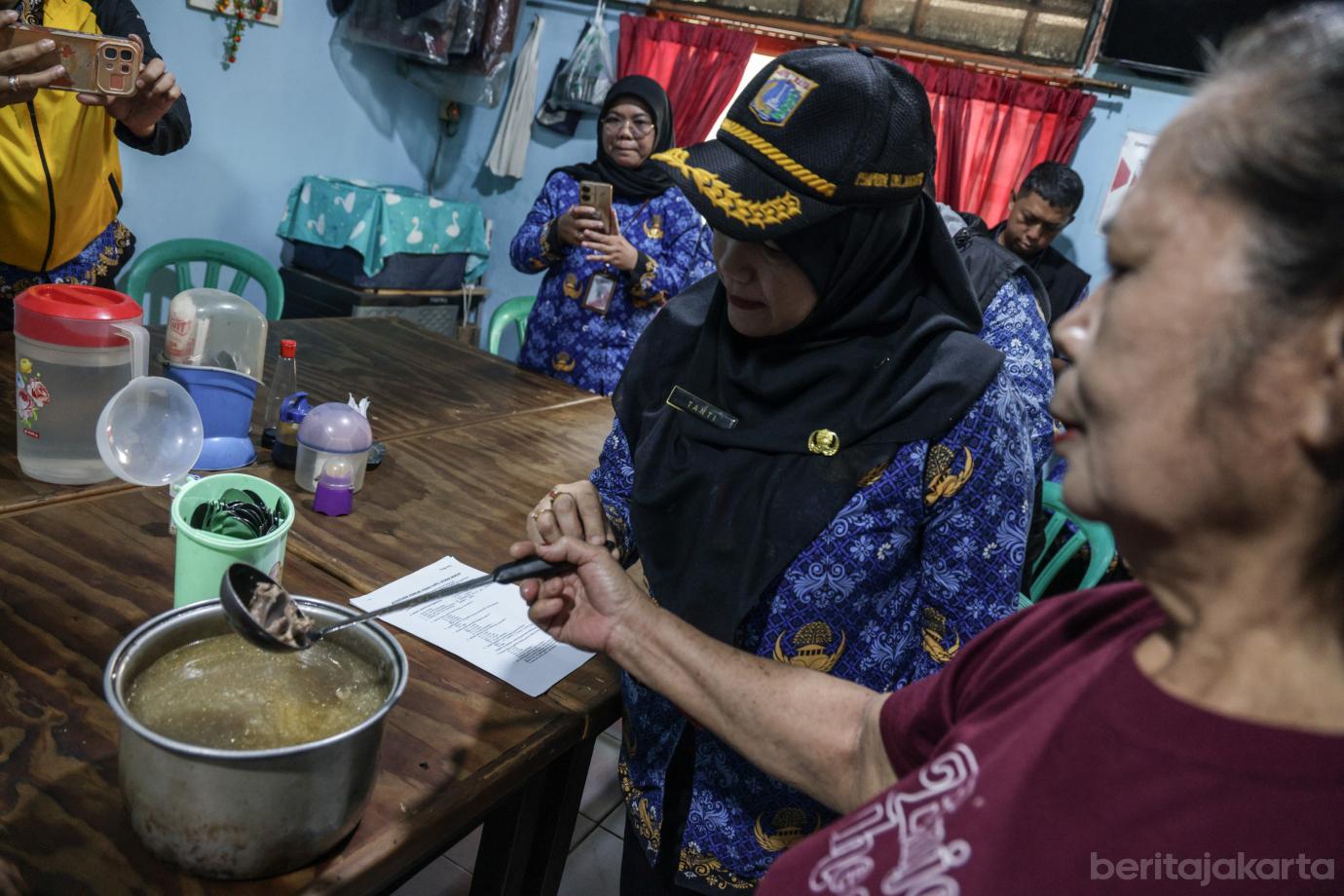 4 Pemkot Jakbar Tindak Penjualan Daging Anjing di Cengkareng 4