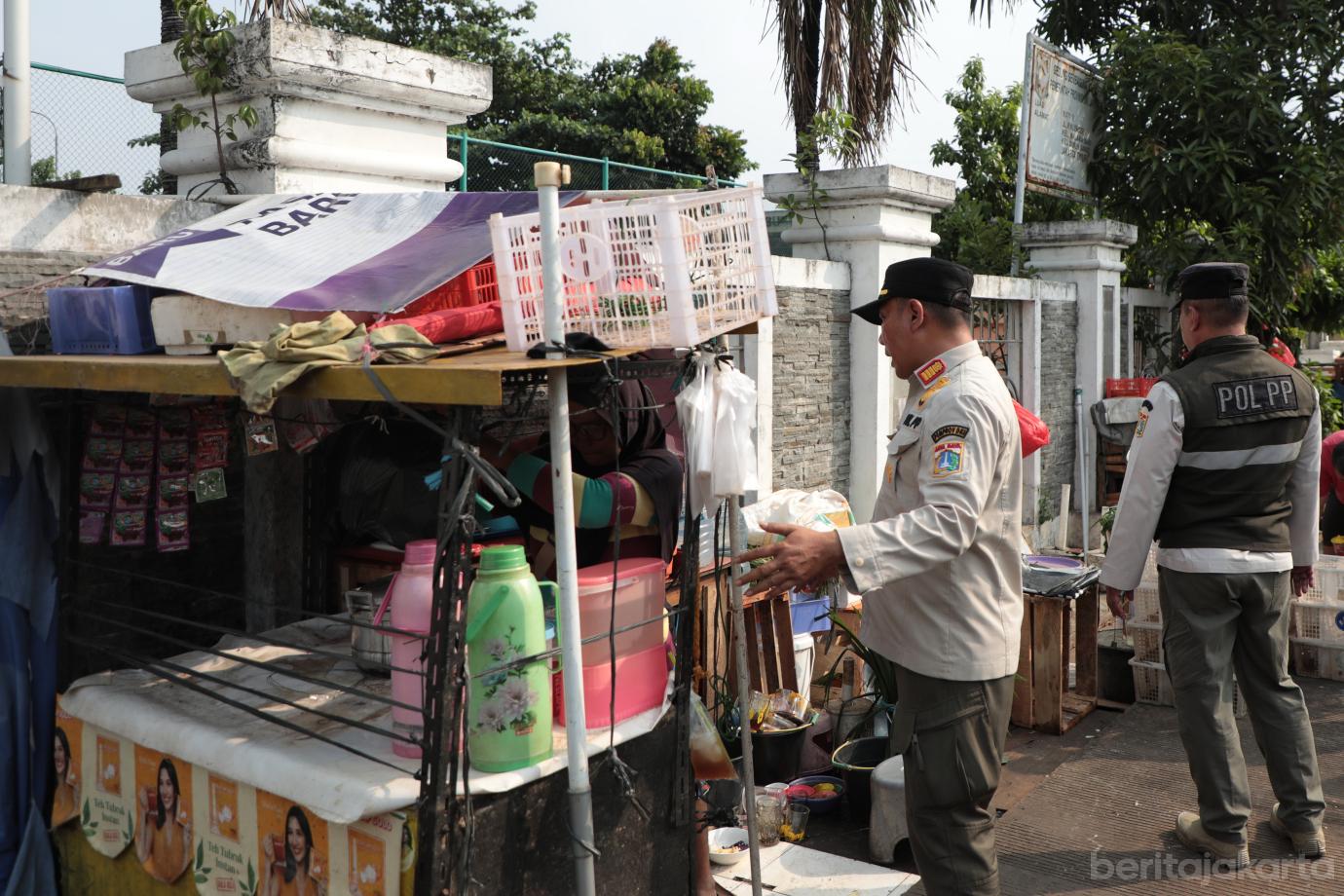 1.Satpol PP Duren Sawit Tertibkan PKL di Atas Saluran Air