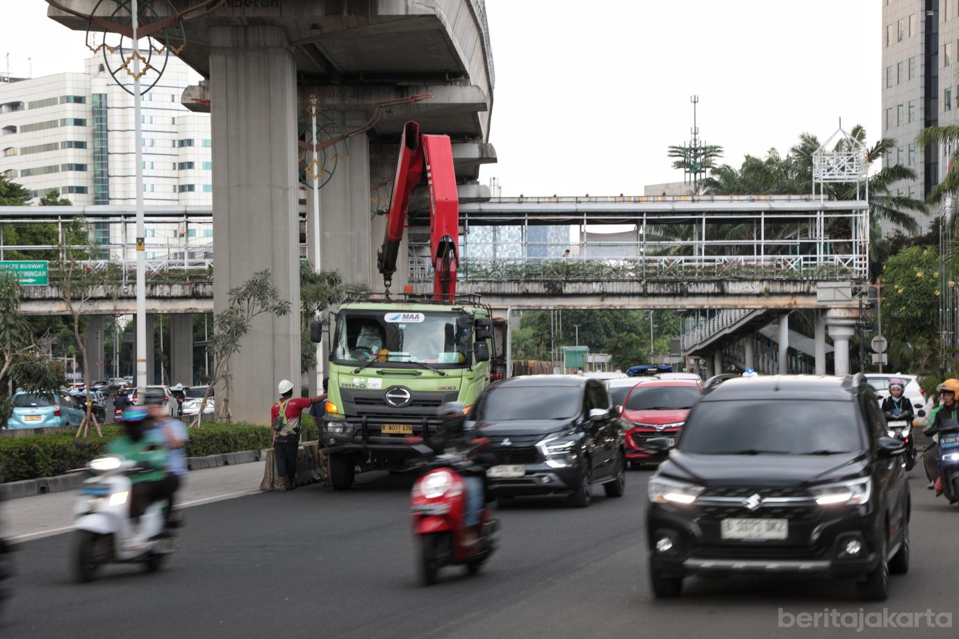 1.Pemasangan Separator Busway di Rasuna Said 