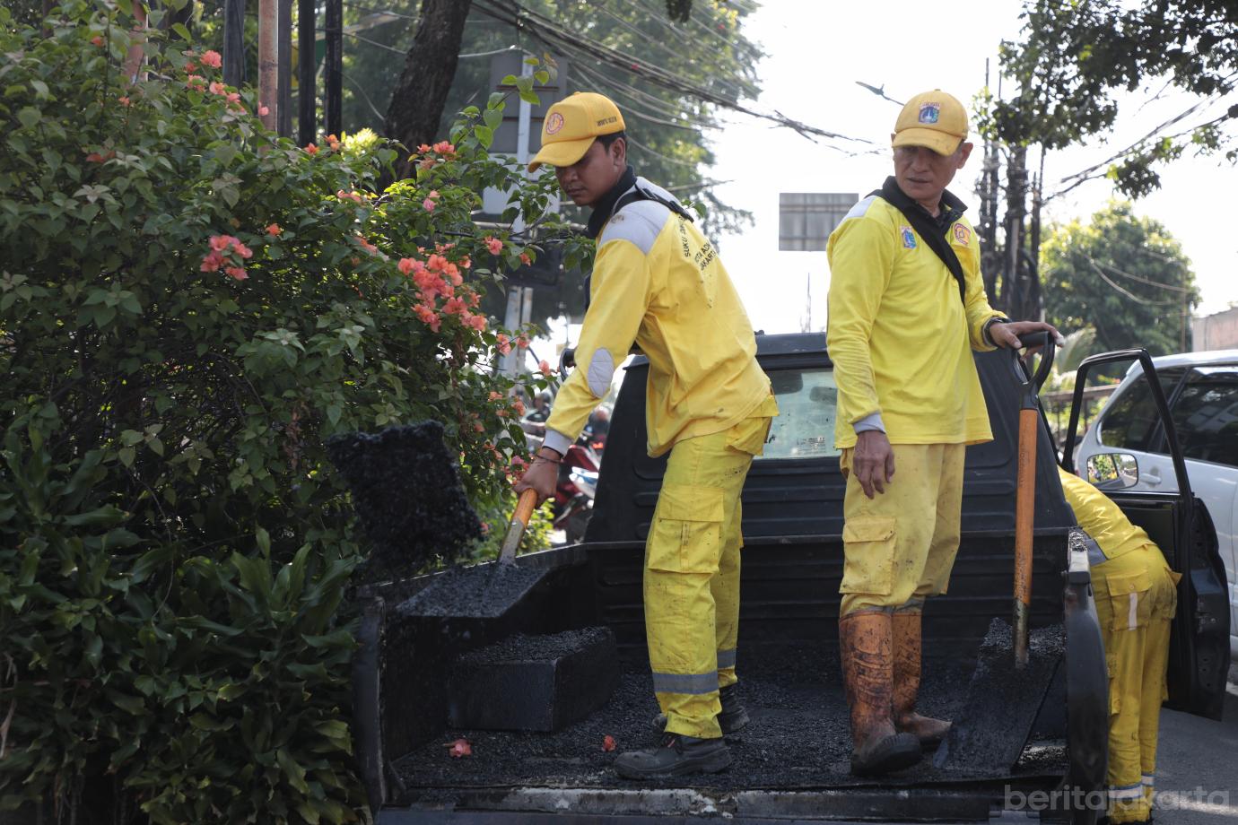 2.Bina Marga Jagakarsa Perbaiki Jalan Bergelombang