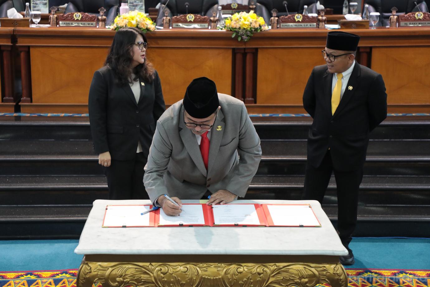 3.Rano Karno Hadiri Rapat DPRD