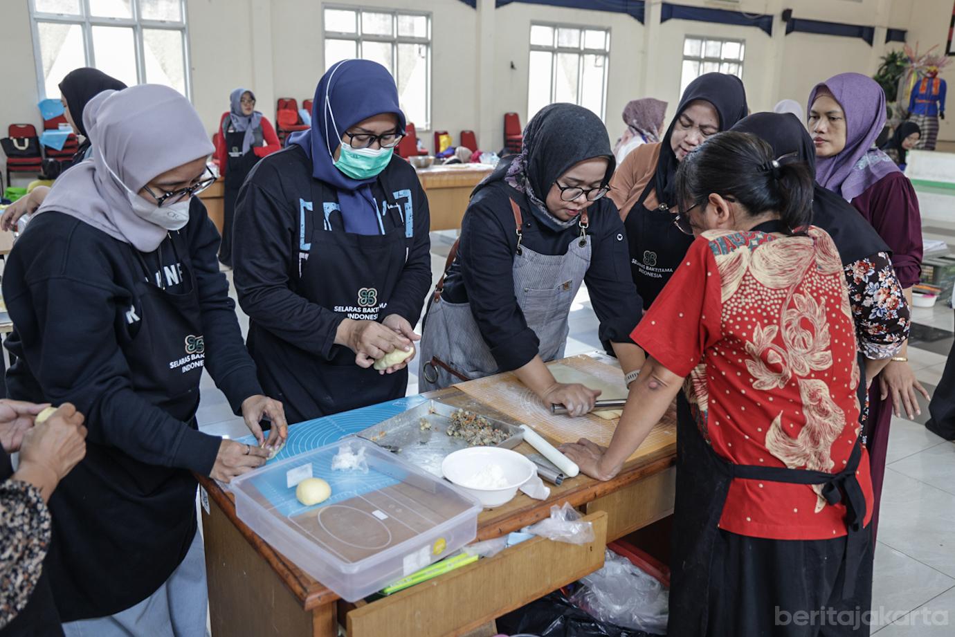 50 Warga Jakut Dilatih Membuat Kue 5