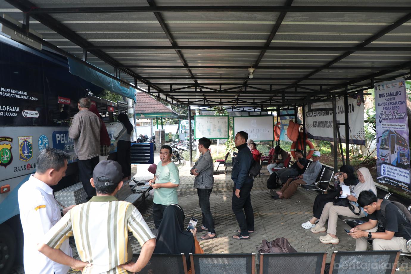 1.Warga Manfaatkan Hadirnya Samsat Keliling di Kecamatan Pasar Rebo 