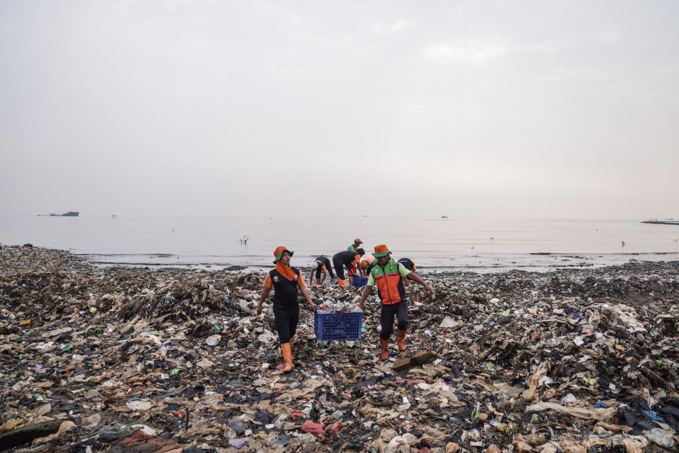 2 Sudin Lingkuan Hidup Kepualauan Seribu Angkut Sampah di Sedimentasi laut Jakarta 2