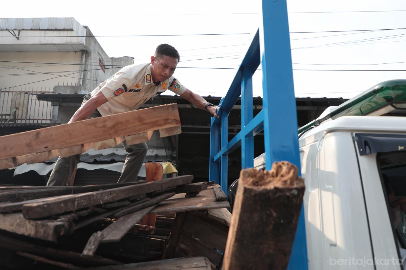 4.Satpol PP Duren Sawit Tertibkan PKL di Atas Saluran Air