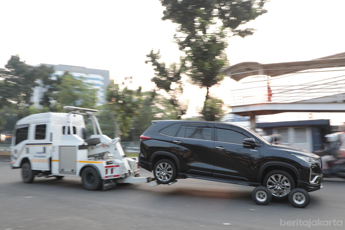 9.Dishub DKI Tertibkan Parkir Liar di Jalan Mayjen Sutoyo