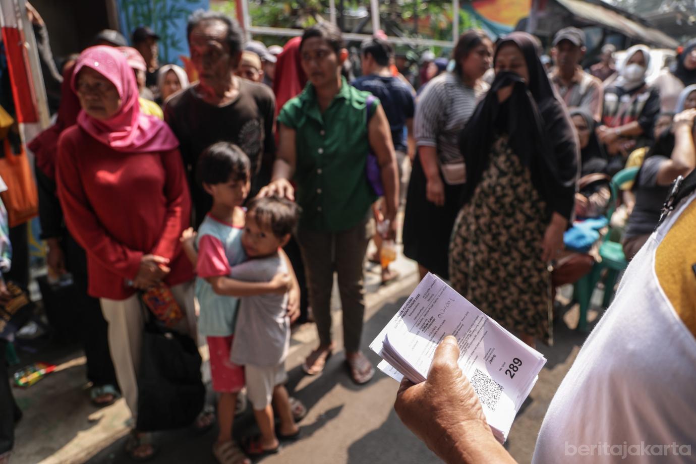 3 Penyaluran Bantuan Beras dan Minyak di Kelurahan Menteng 3