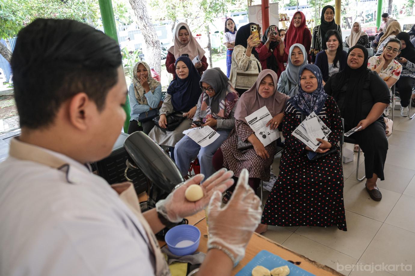 2 Antusiasme Warga ikuti Baking Demo di RPTRA Utama 2