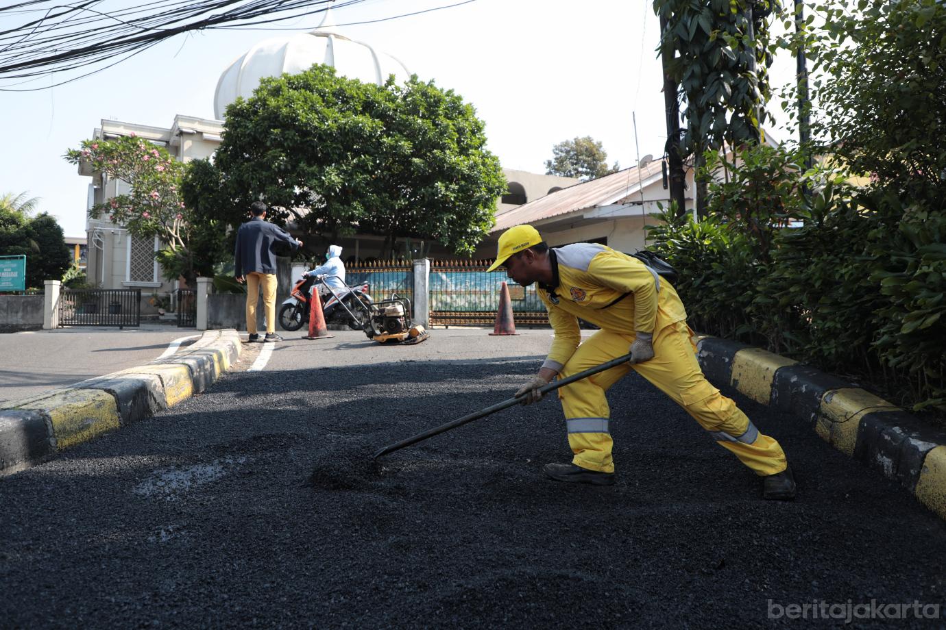 3.Bina Marga Jagakarsa Perbaiki Jalan Bergelombang