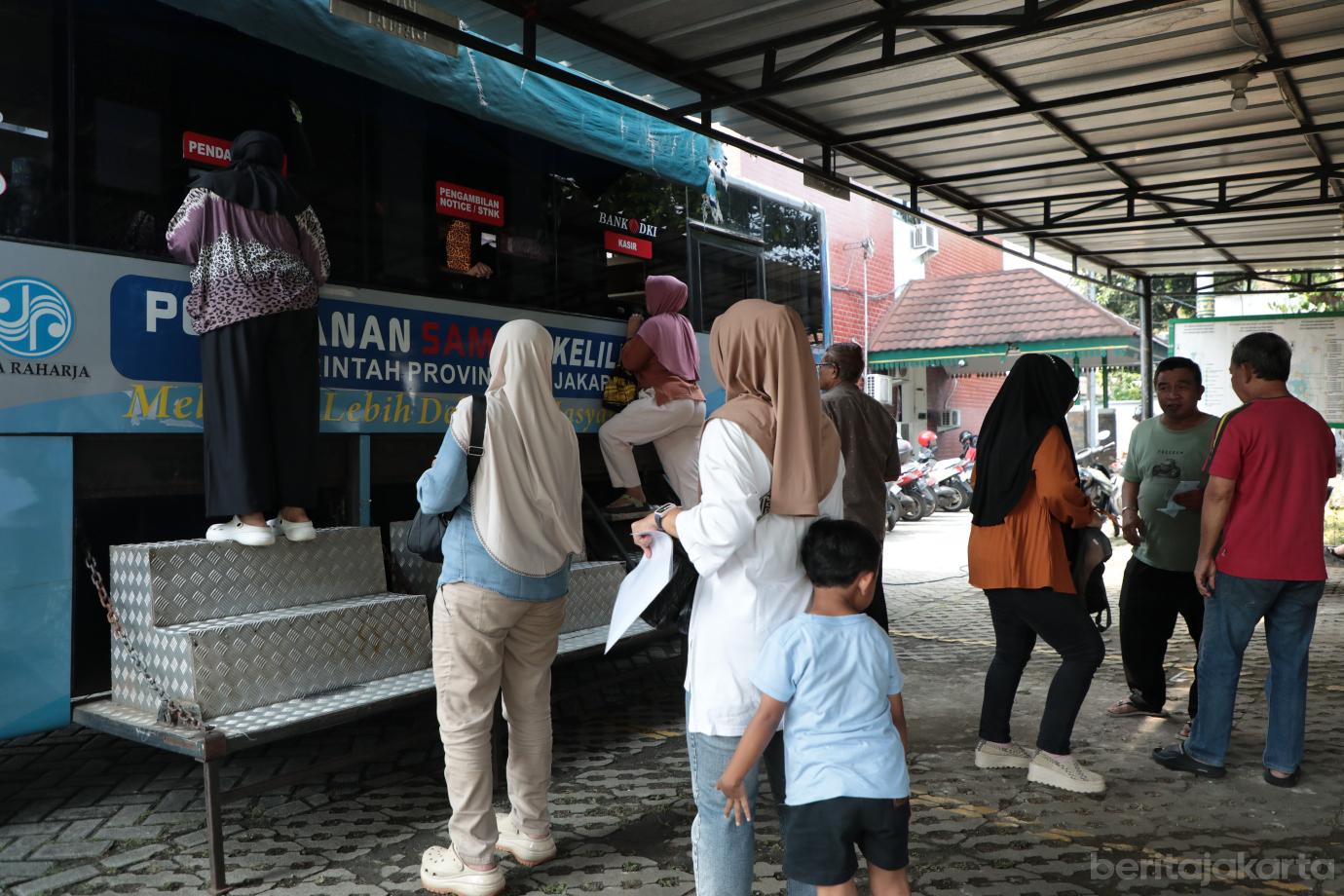 4.Warga Manfaatkan Hadirnya Samsat Keliling di Kecamatan Pasar Rebo 