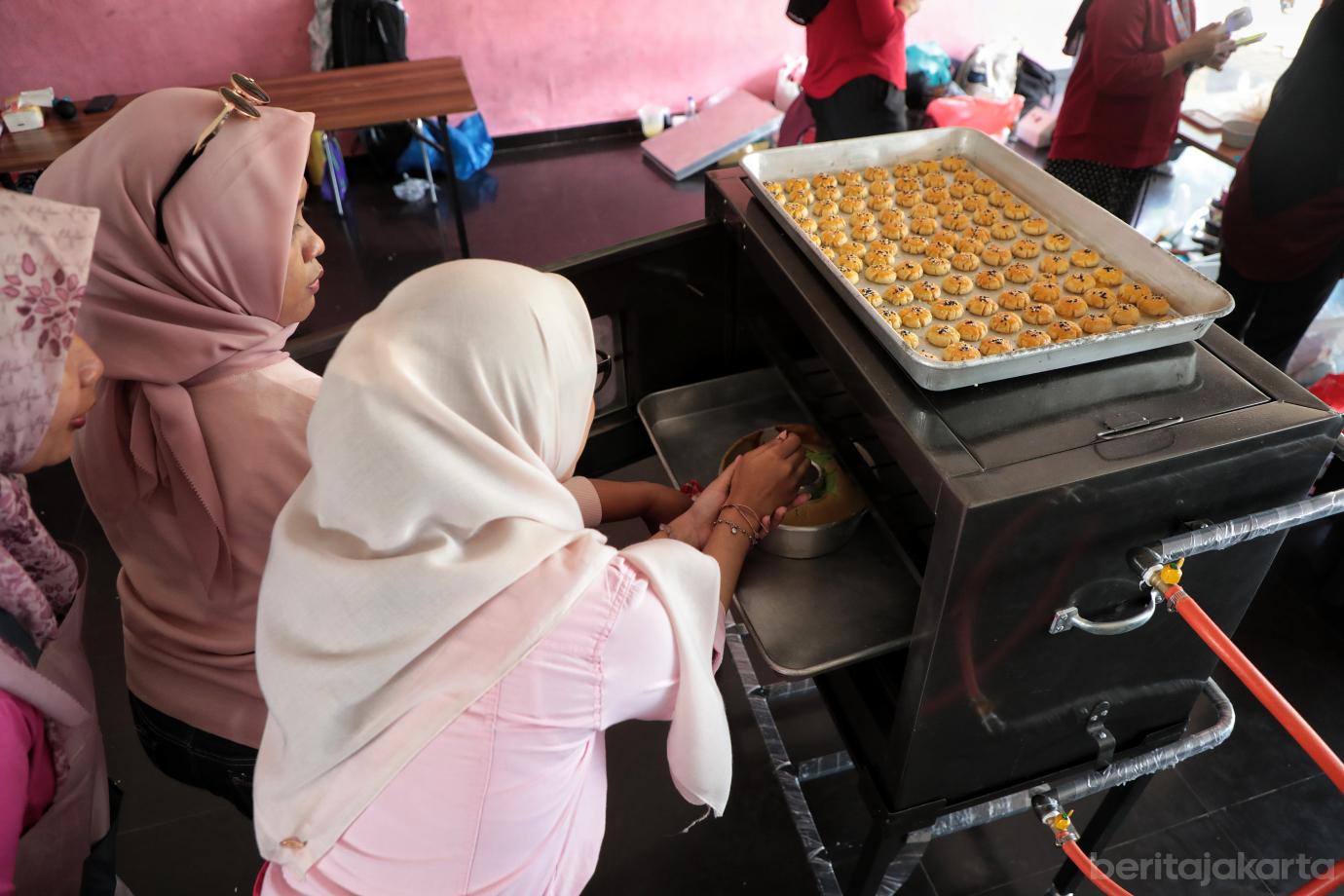 5.50 Peserta Ikuti Pelatihan Membuat Kue di RPTRA Mustika Ratu Kramat Jati