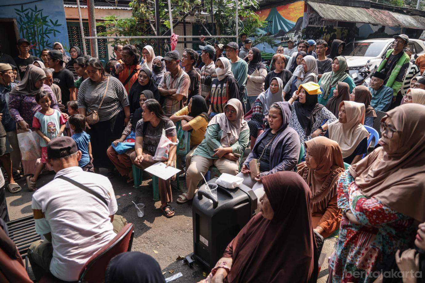 2 Penyaluran Bantuan Beras dan Minyak di Kelurahan Menteng 2