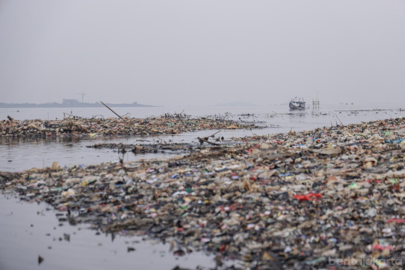 6 Sudin Lingkuan Hidup Kepualauan Seribu Angkut Sampah di Sedimentasi laut Jakarta 6