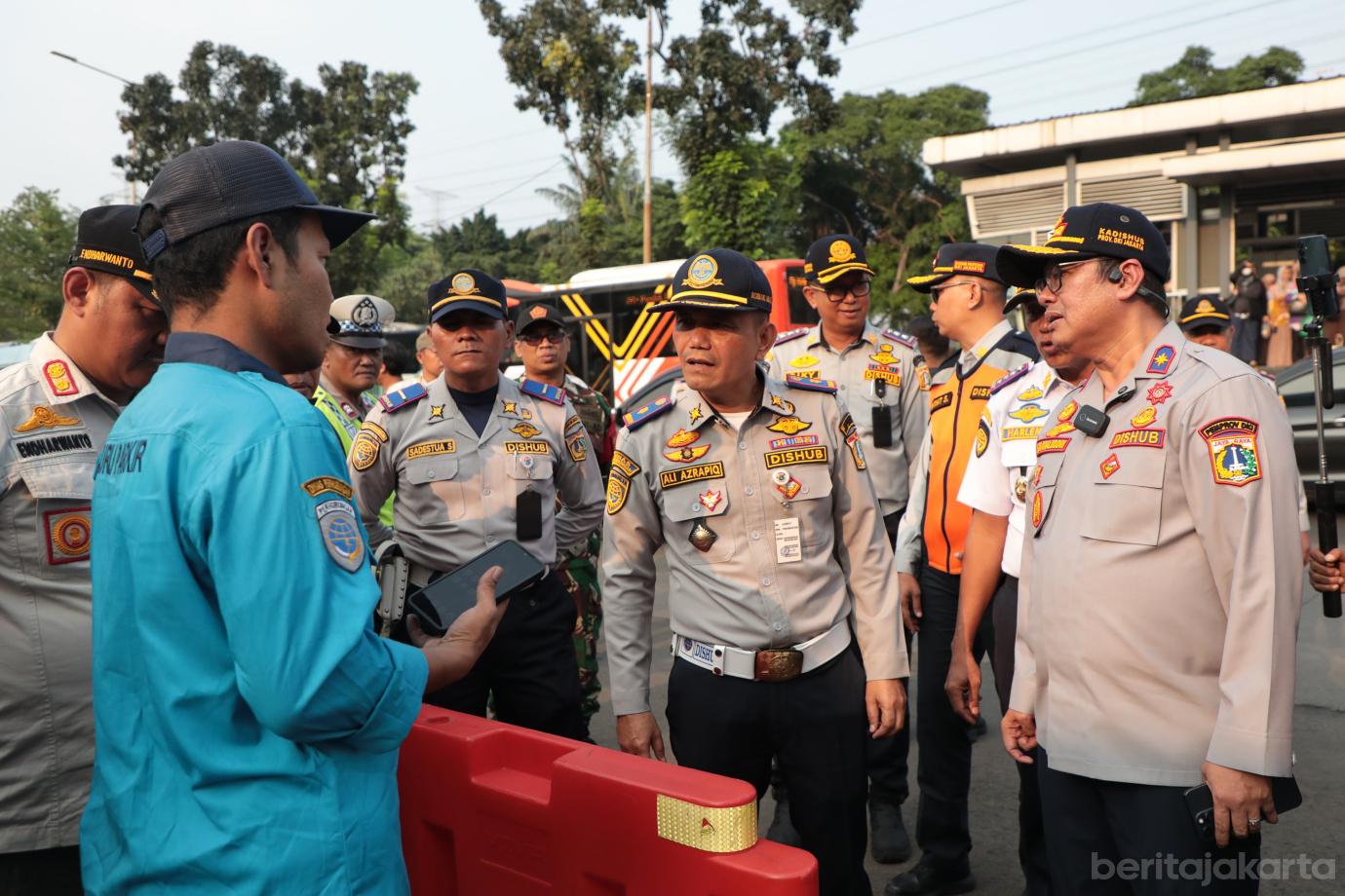 2.Dishub DKI Tertibkan Parkir Liar di Jalan Mayjen Sutoyo