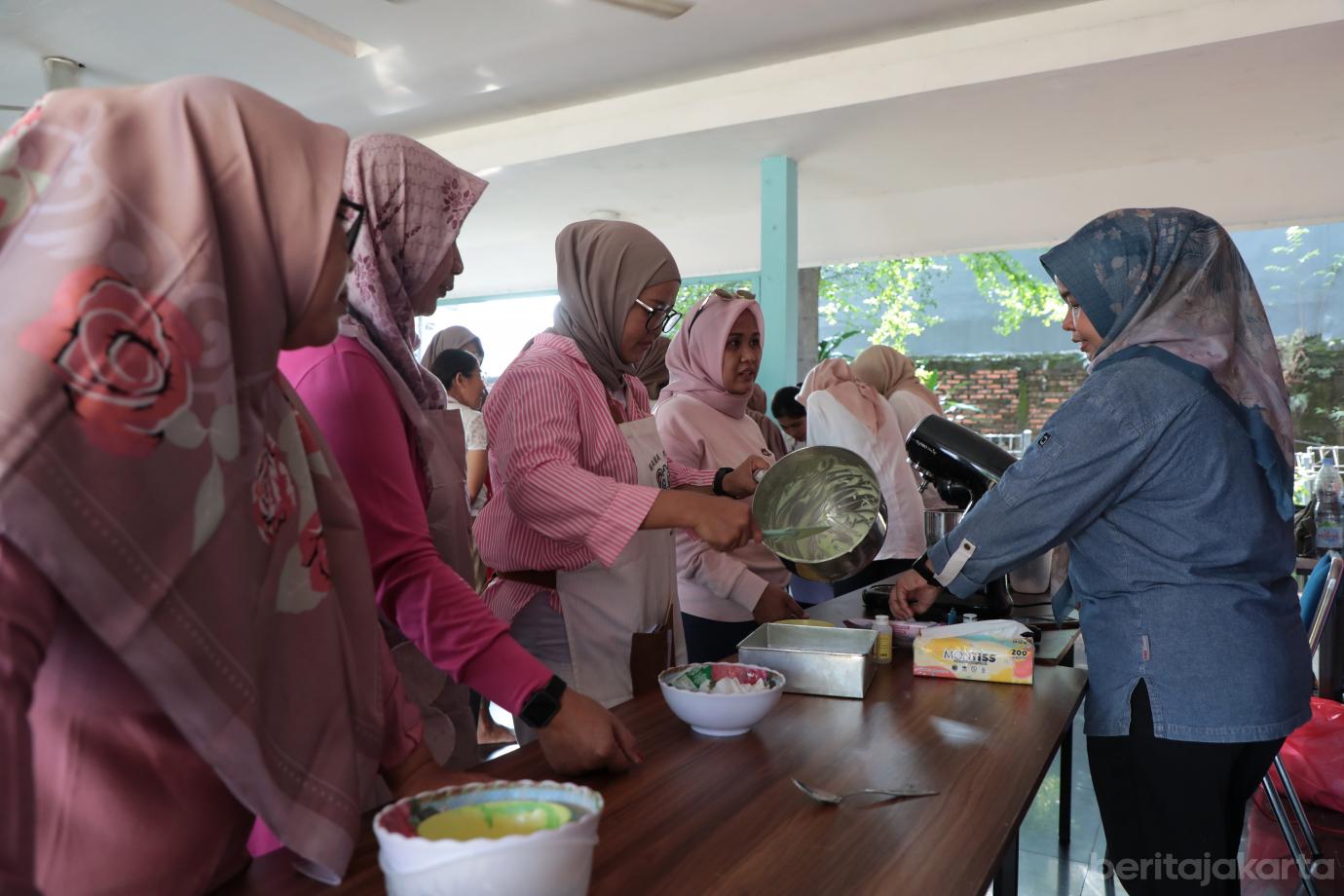 2.50 Peserta Ikuti Pelatihan Membuat Kue di RPTRA Mustika Ratu Kramat Jati