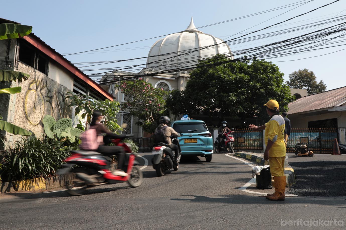 1.Bina Marga Jagakarsa Perbaiki Jalan Bergelombang