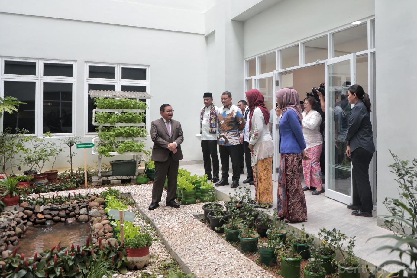 2.Pramono Resmikan Puskesmas Matraman
