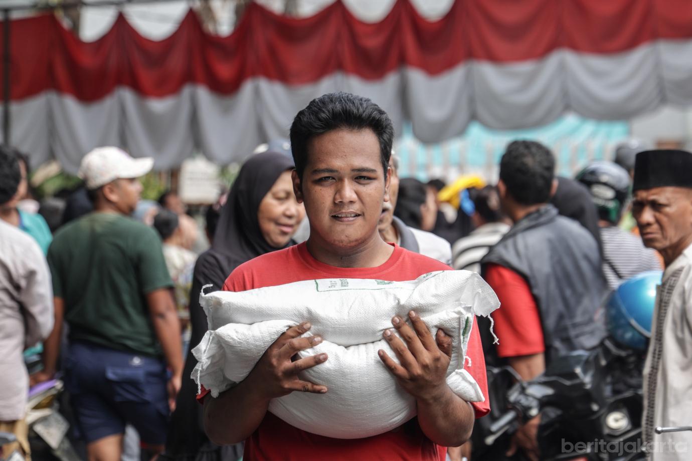 6 Penyaluran Bantuan Beras dan Minyak di Kelurahan Menteng 6
