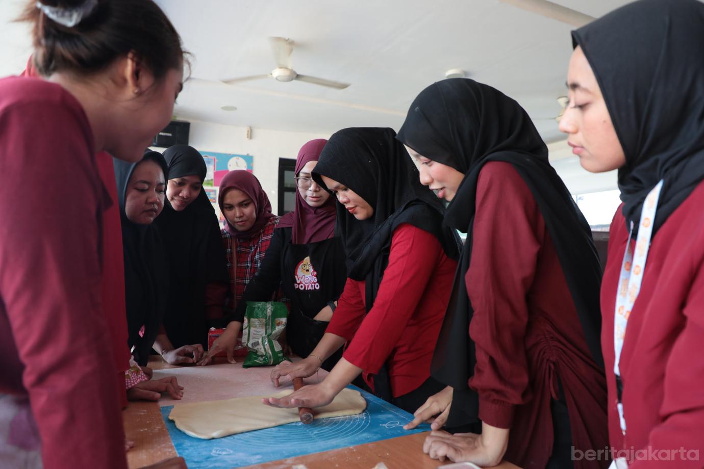 3.50 Peserta Ikuti Pelatihan Membuat Kue di RPTRA Mustika Ratu Kramat Jati