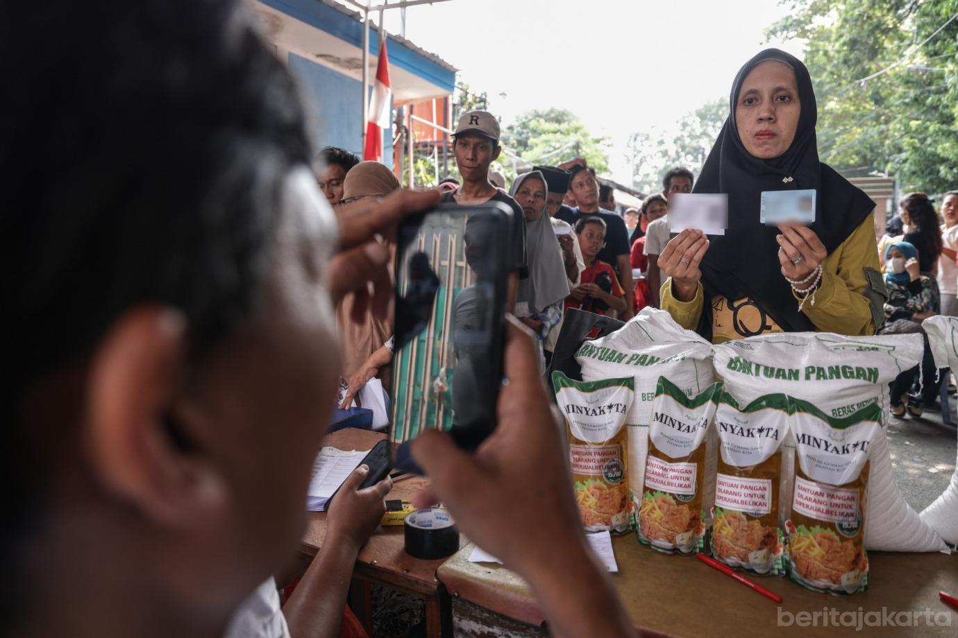 4 Penyaluran Bantuan Beras dan Minyak di Kelurahan Menteng 4