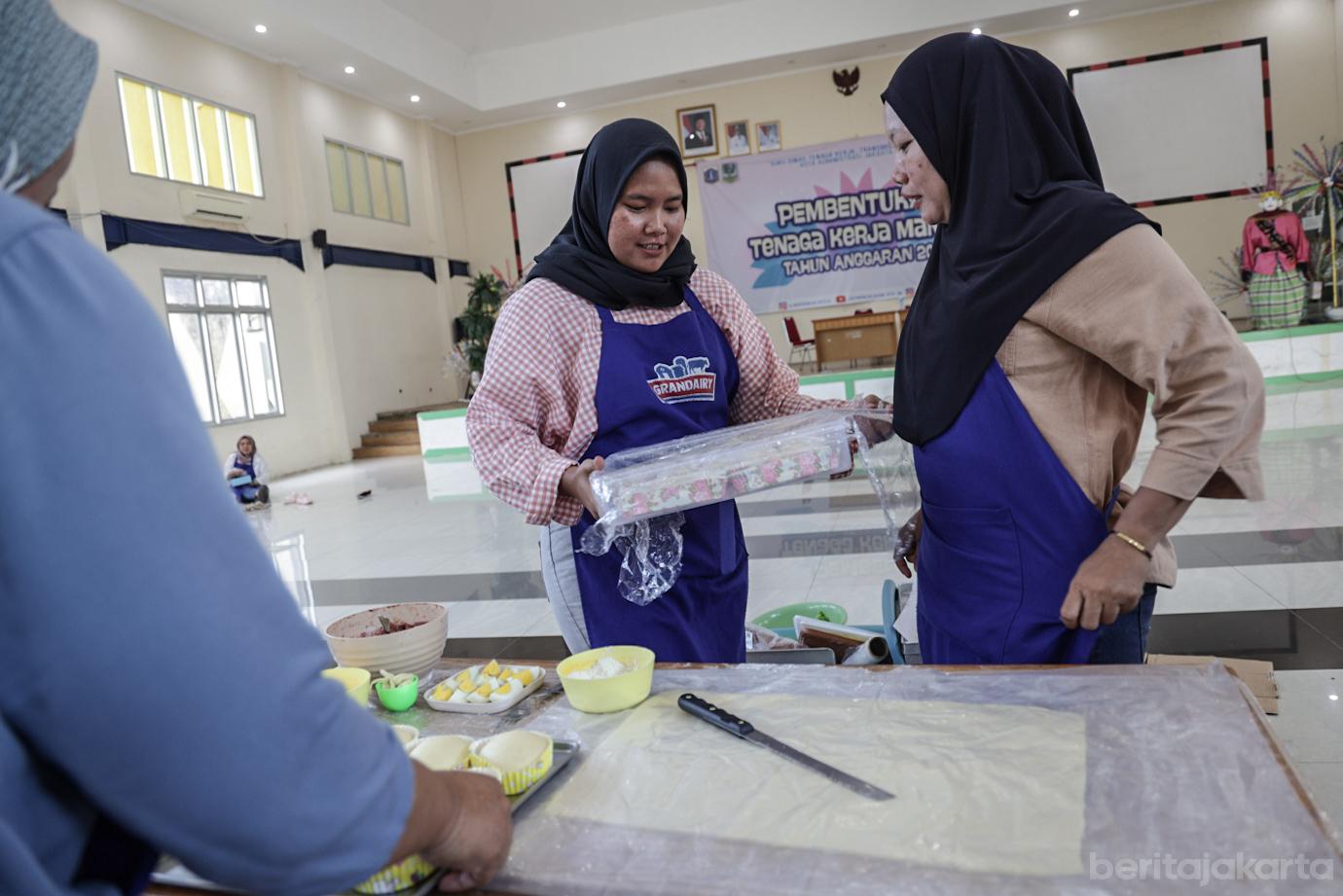 50 Warga Jakut Dilatih Membuat Kue 3