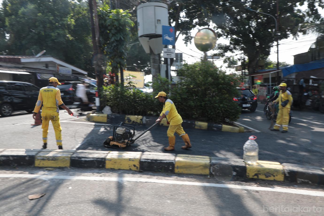 5.Bina Marga Jagakarsa Perbaiki Jalan Bergelombang