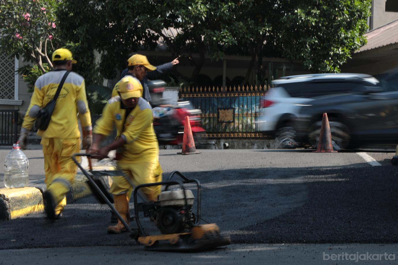 6.Bina Marga Jagakarsa Perbaiki Jalan Bergelombang