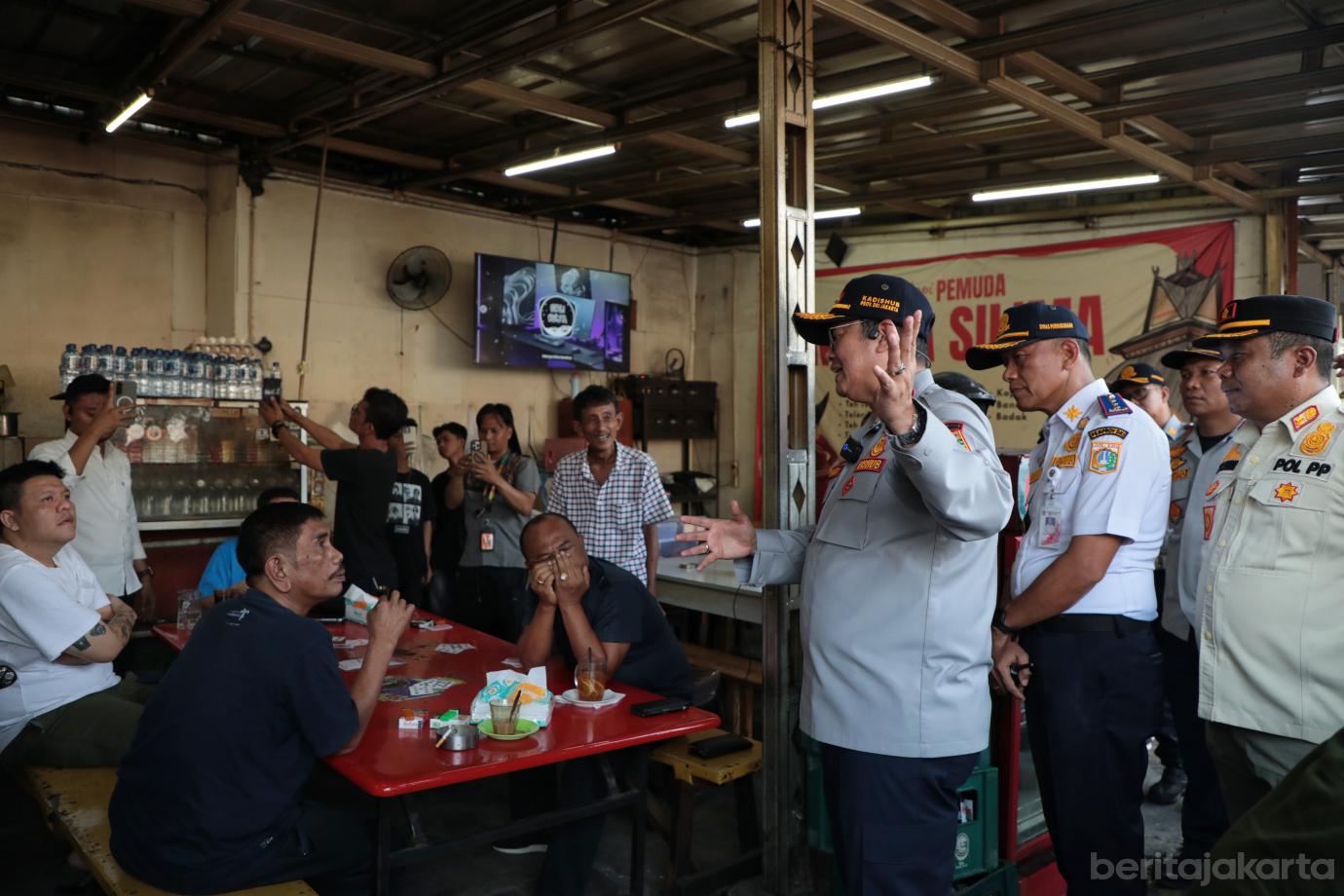 3.Dishub DKI Tertibkan Parkir Liar di Jalan Mayjen Sutoyo