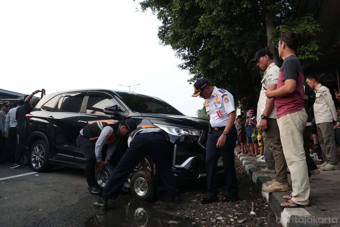 5.Dishub DKI Tertibkan Parkir Liar di Jalan Mayjen Sutoyo