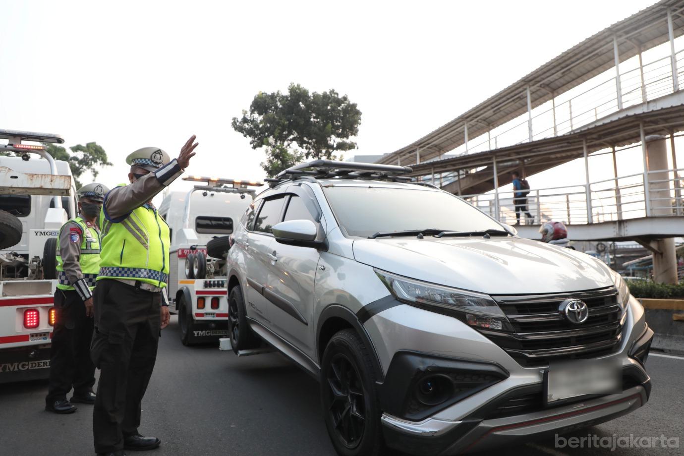 6.Dishub DKI Tertibkan Parkir Liar di Jalan Mayjen Sutoyo