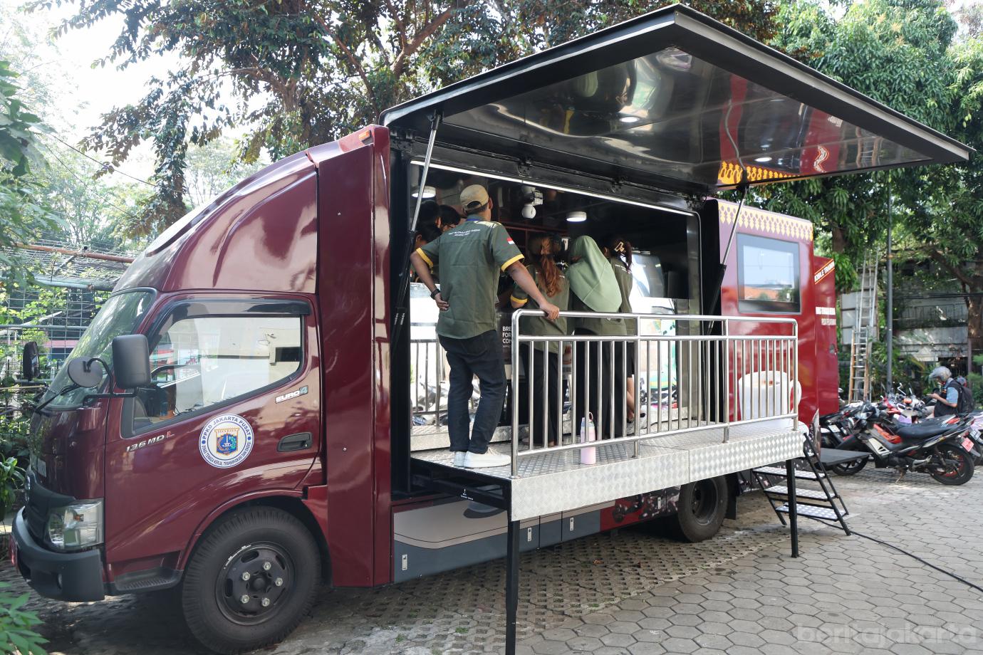1.10 Warga Petojo Utara Ikuti Pelatihan Barista