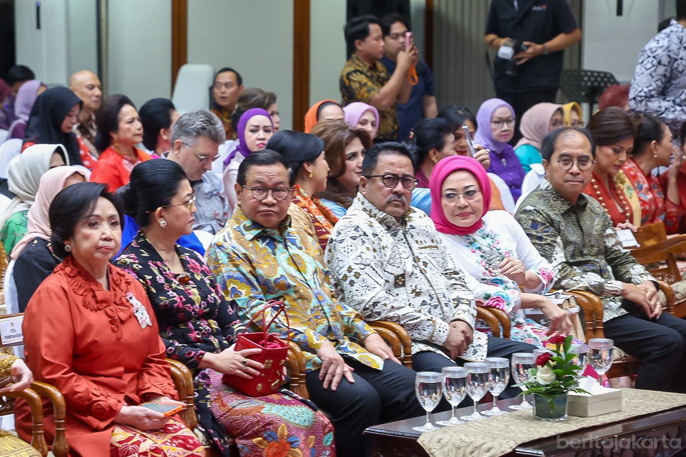 Peragaan busana kebaya batavia 01