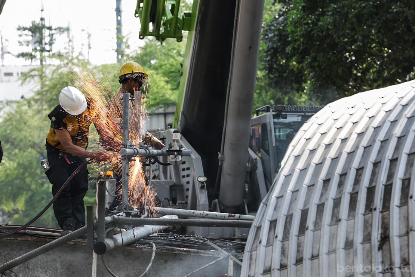 Pembongkaran Jembatan Penyeberangan Orang (JPO) Tendean yang rusak akibat tertabrak Truk 6