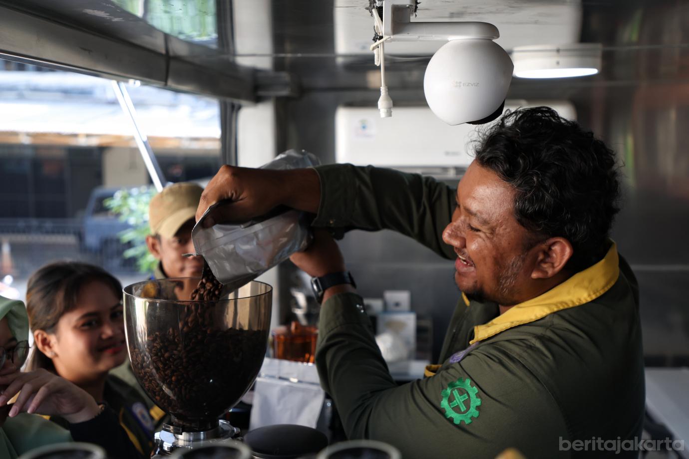 3.10 Warga Petojo Utara Ikuti Pelatihan Barista
