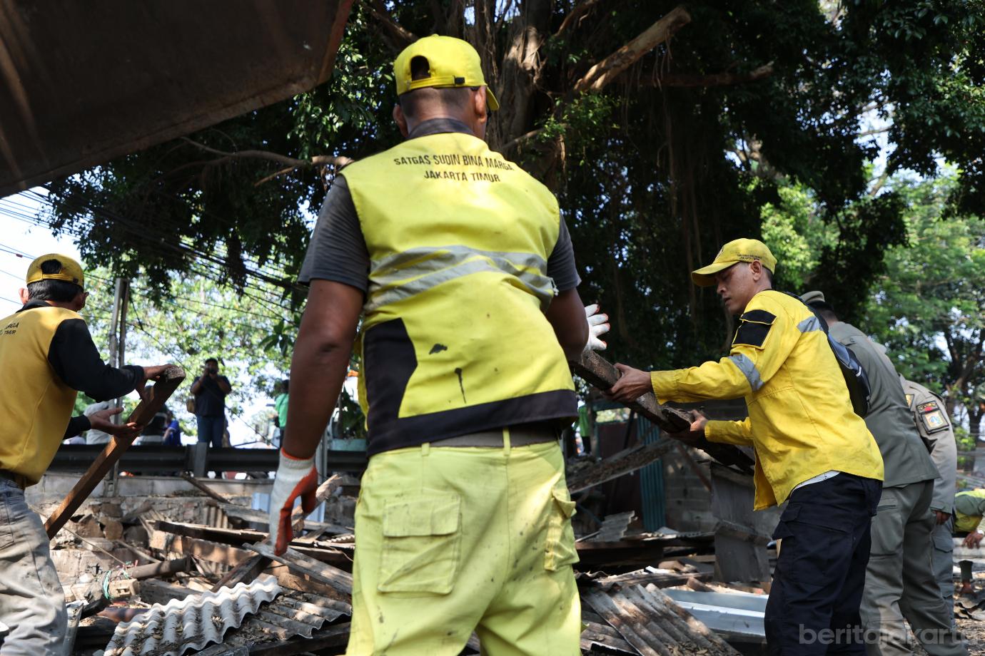9.Personel Gabungan Tertibkan Banguna. Liar di Kelurahan Makasar