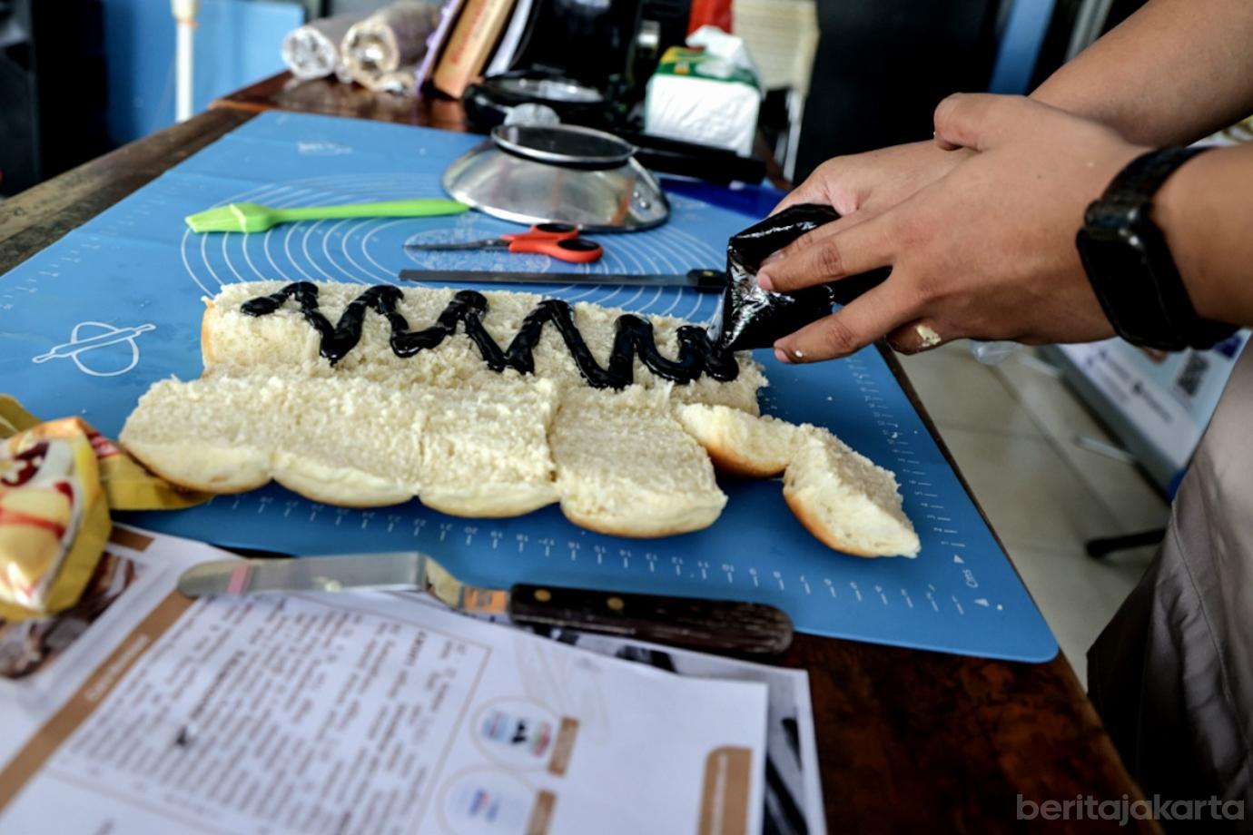 03 50 Warga Taman Sari ikuti Pelatihan Membuat Kue 3