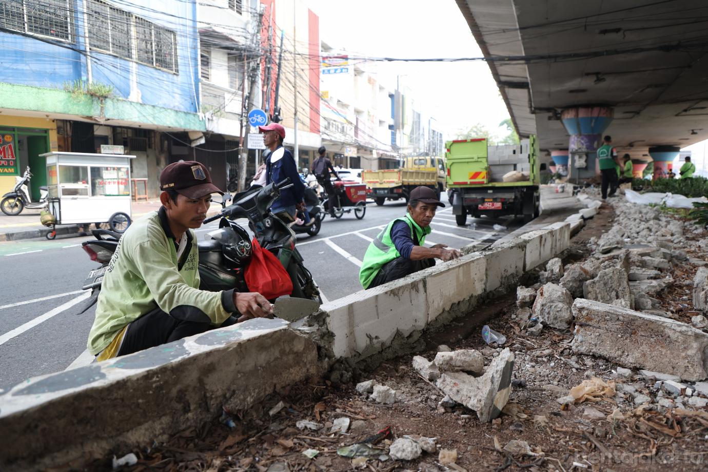 5.Pasukan Hijau Pasang Pagar Jalur Hijau di Kolong Flyover Kampung Melayu