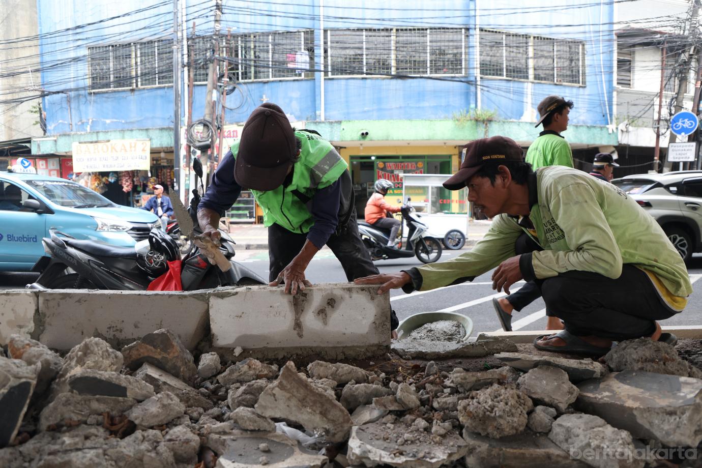3.Pasukan Hijau Pasang Pagar Jalur Hijau di Kolong Flyover Kampung Melayu