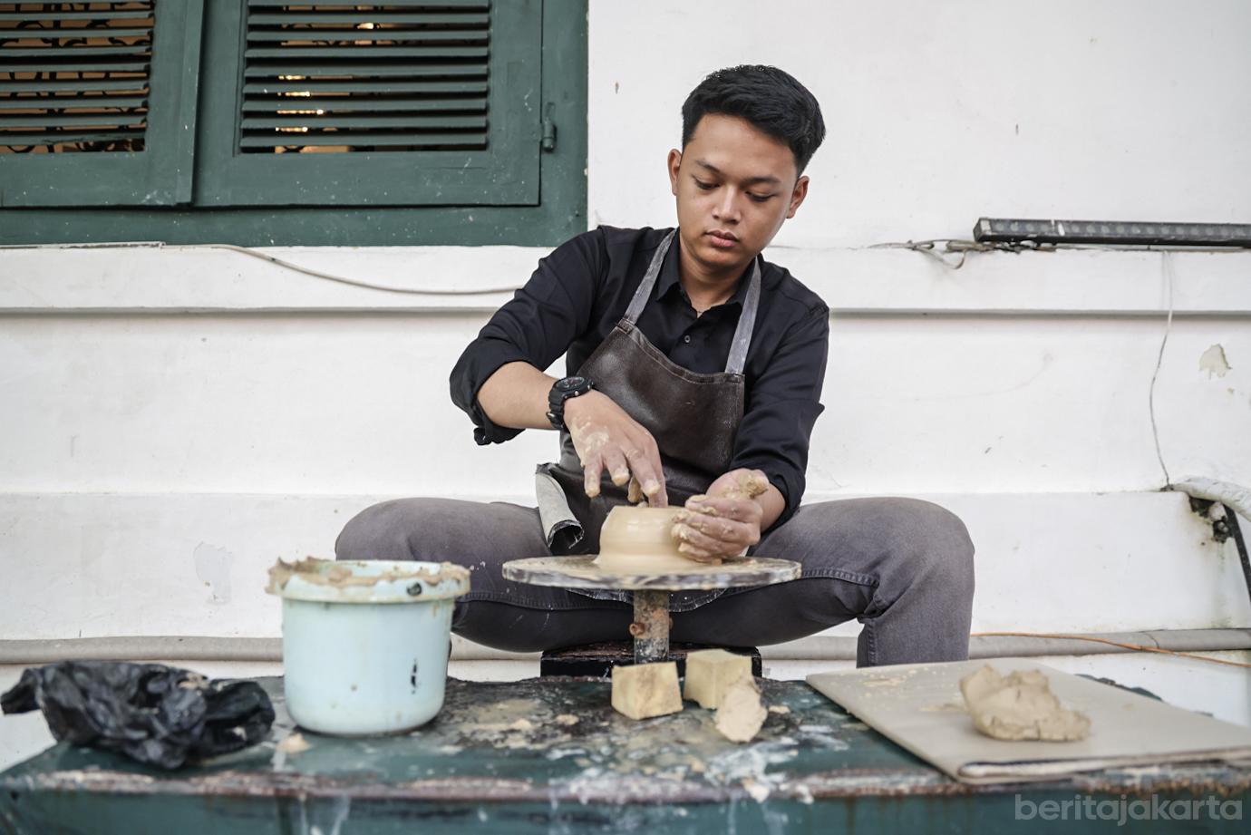 Membuat Kerajinan Tangan dari Tanah Liat di Museum Seni Rupa dan Keramik 4