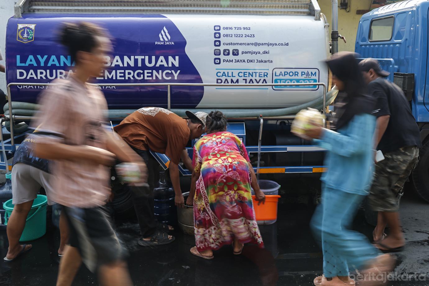 PAM Jaya Salurkan Air Bersih Gratis Kepada Warga Sunter Jaya 3