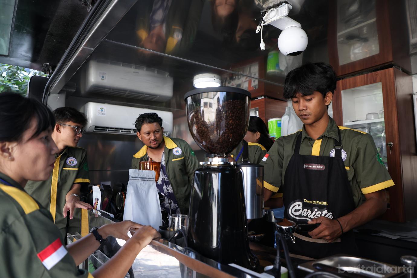 6.10 Warga Petojo Utara Ikuti Pelatihan Barista
