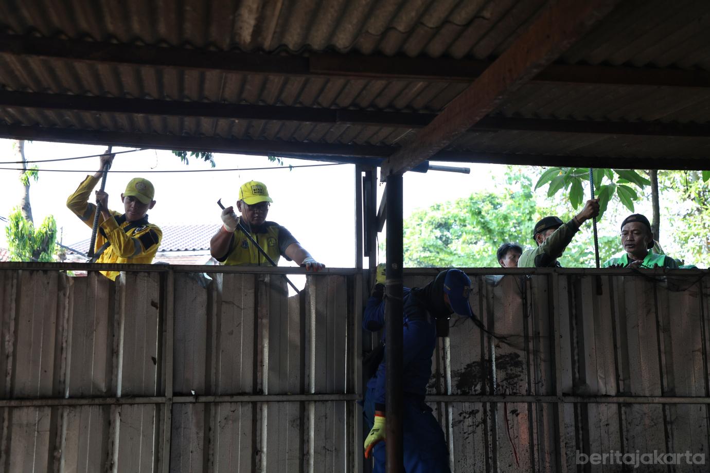 7.Personel Gabungan Tertibkan Banguna. Liar di Kelurahan Makasar