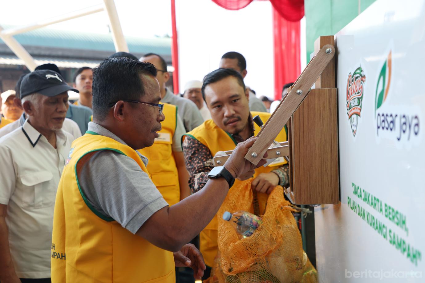 4.Gerakan Bersama Bersih Pasar Diluncurkan di Pasar Induk Kramat Jati 