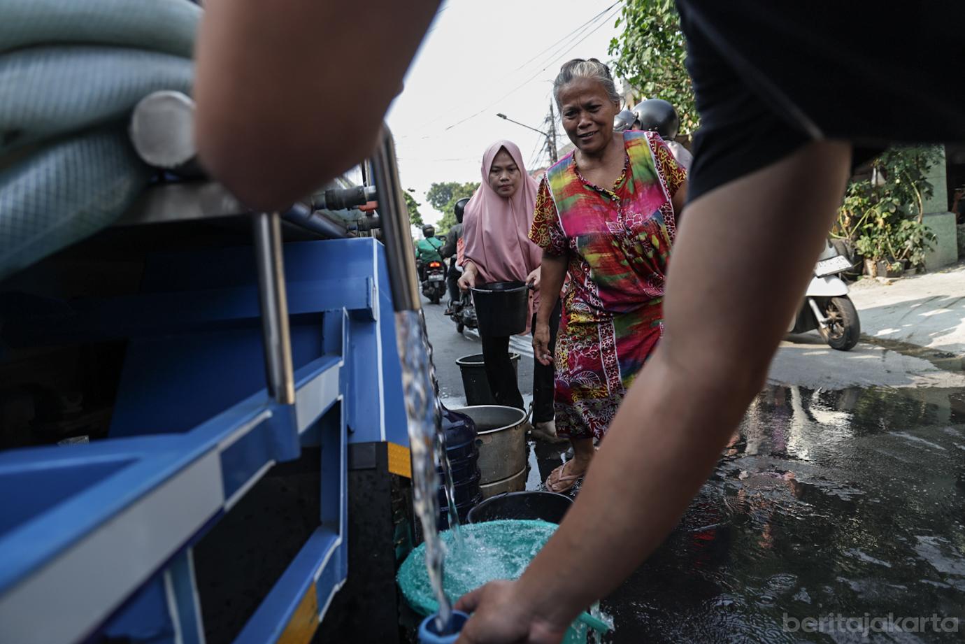 PAM Jaya Salurkan Air Bersih Gratis Kepada Warga Sunter Jaya 4