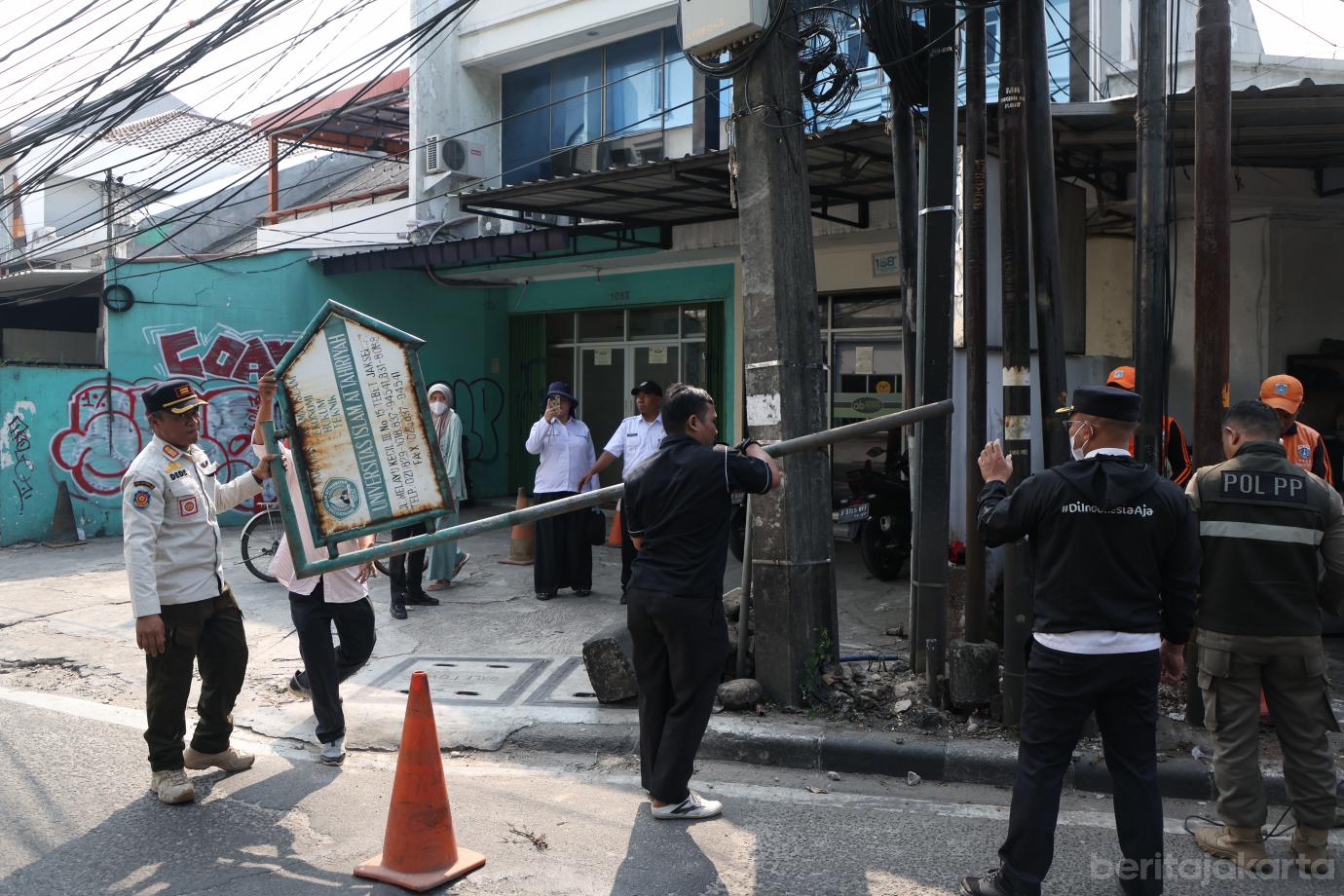 2.Kelurahan Bukit Duri Tertibkan Bangunan dan Parkir Liar dalam Program Rabu Tertib