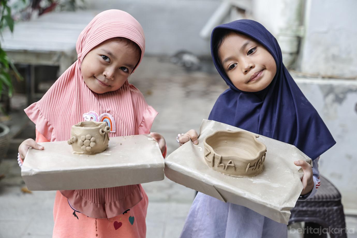 Membuat Kerajinan Tangan dari Tanah Liat di Museum Seni Rupa dan Keramik 6