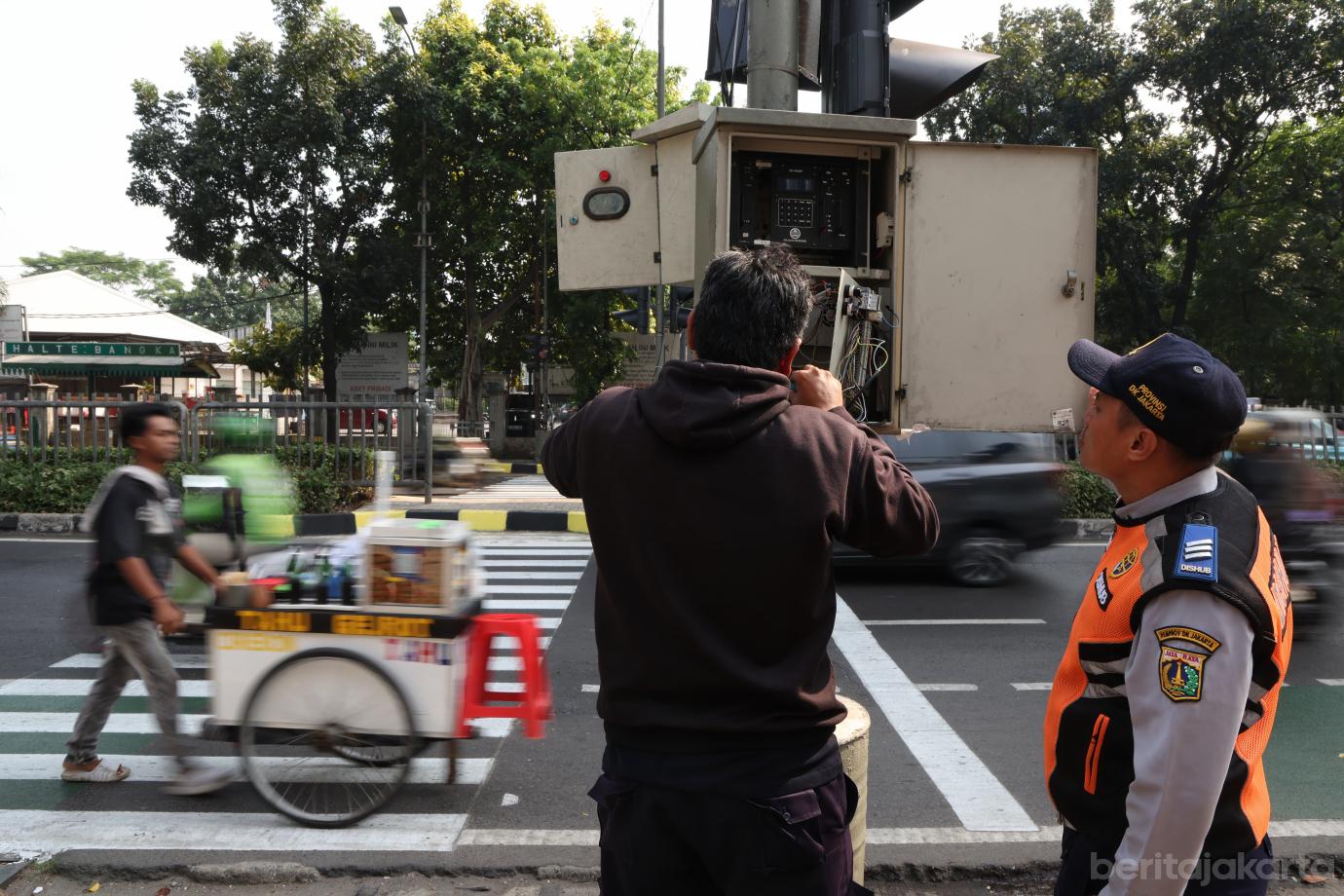 1.Pelican Crossing Hadir Sebagai Pengganti Sementara JPO Tendean