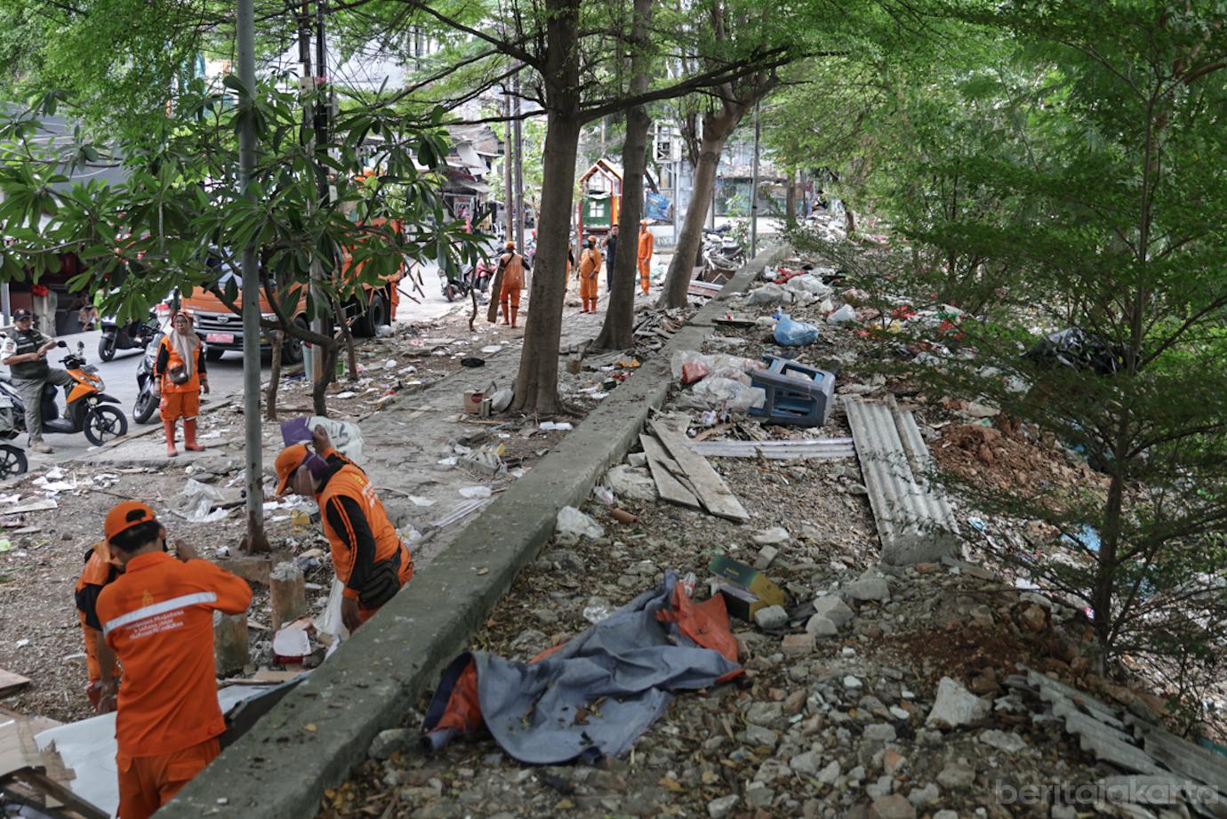 Penertiban Bangunan Liar di Banjir Kanal Barat 1